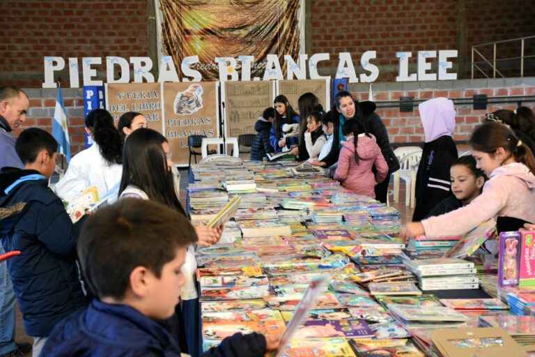 Mesquida dejó inaugurada la Feria del Libro Popular en Piedras Blancas Lee