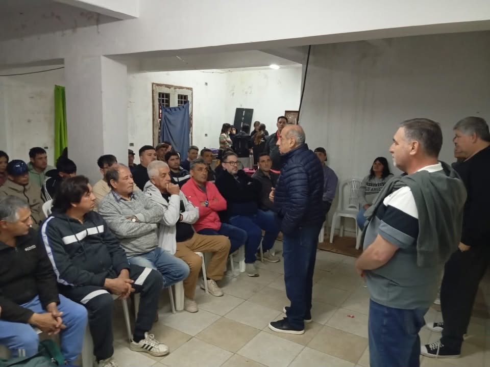 «Hay una forma distinta de hacer política», dijo Rossi en un encuentro con vecinos de Paraná