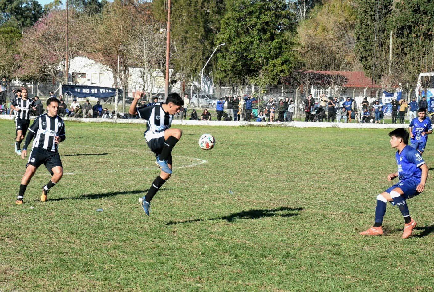 Tuyango visita a Sarmiento de Crespo por los octavos de final del Paraná Campaña
