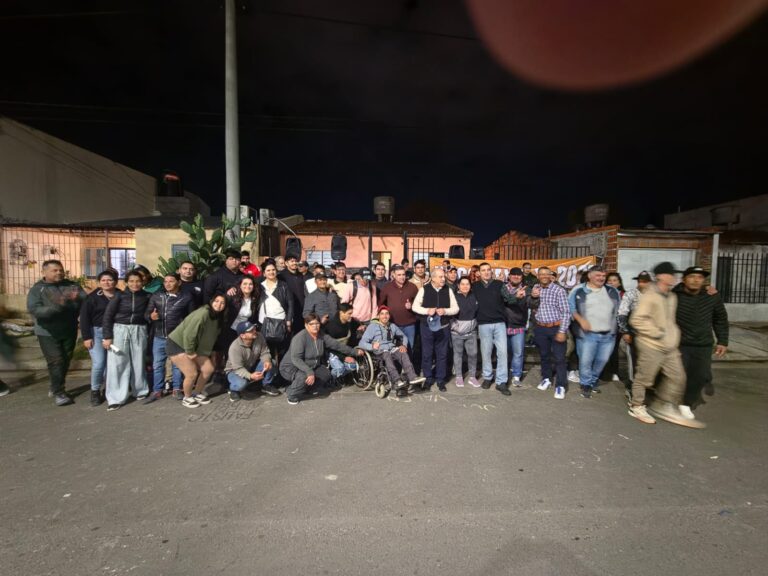Rossi encabezó un nuevo encuentro con vecinos en Paraná