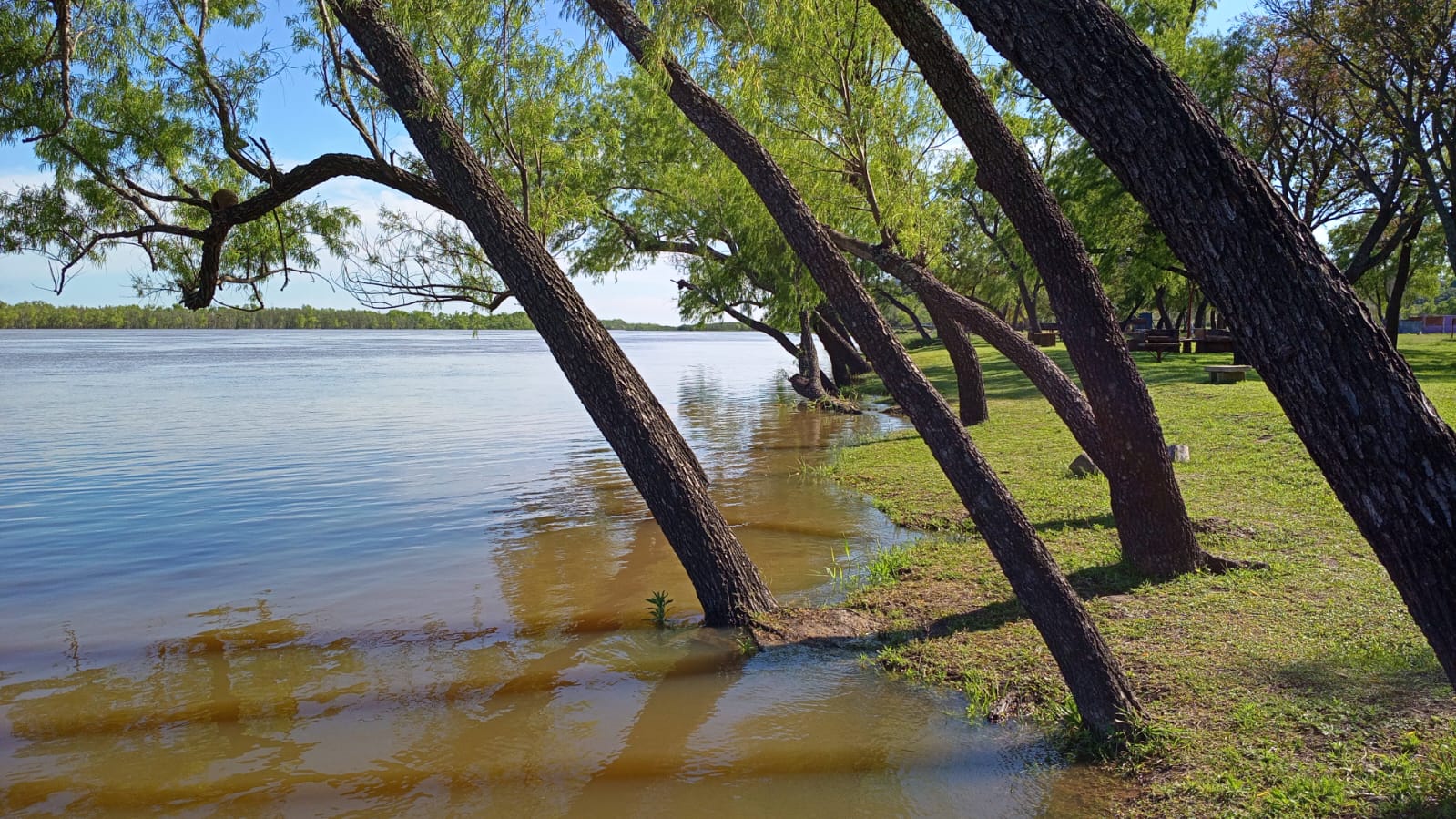 Alerta, la crecida del río Paraná amenaza el turismo regional